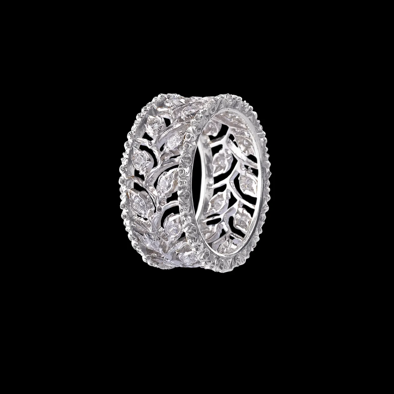 Buccellati RAMAGE WHITE GOLD ETERNELLE WITH DIAMONDS AND SCALLOPED BORDERS